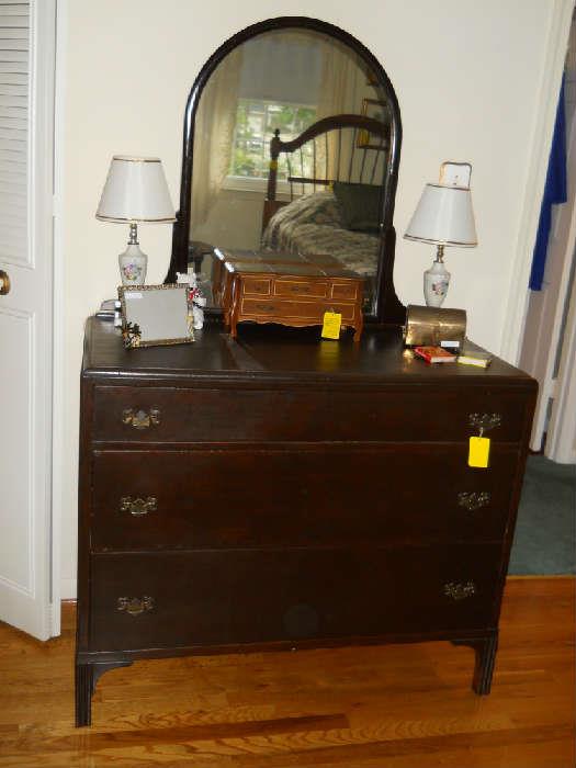 vintage dresser w/mirror, boudoir lamps, etc.