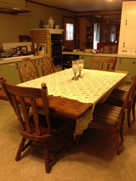 Dining room table with 2 leaves & 4 matching chairs