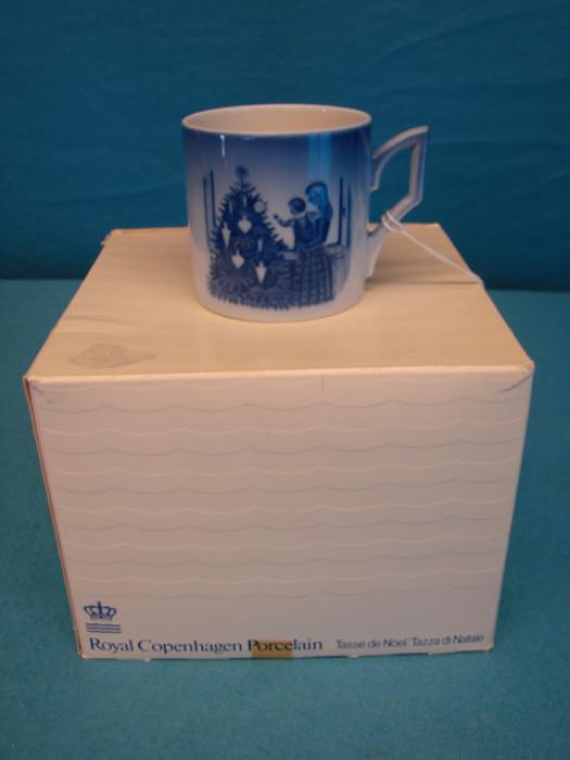 Very nice 1981 Royal Copenhagen fine porcelain cup and saucer set, new in box. In MINT condition, box has some light wear. Please see pictures.