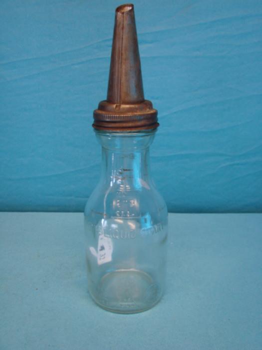 "The Master" Lichfield, IL spout on a glass oil jar, one liquid quart "Draglas" model BW-1228; Has some wear, some light marks, some very light scratches. Measures, with spout, 13 1/2" tall, jar measures 9" tall.