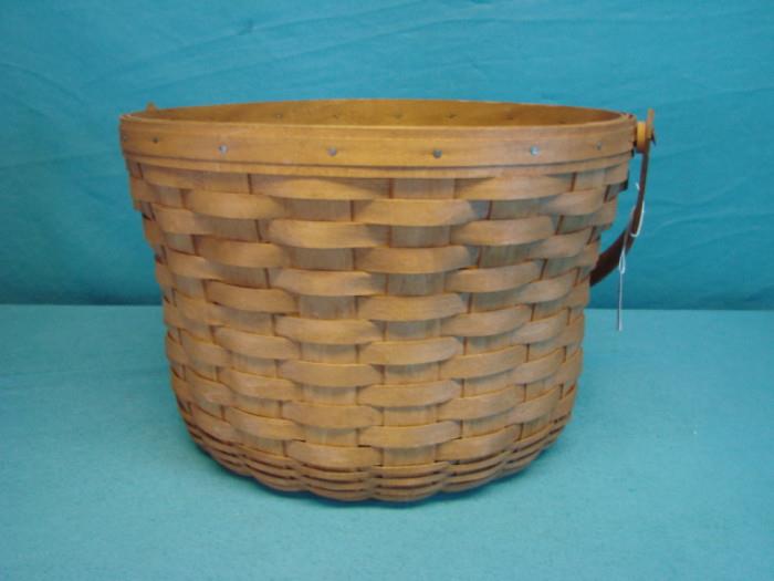 Very beautiful, rare, Longaberger hand-woven gathering basket, made in Dresden, Ohio, USA. In pristine condition. Measures 13" in diameter, and 9" tall, excluding the handle.