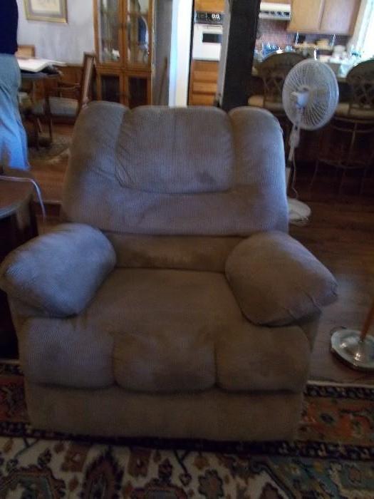 LARGE Recliner - VERY comfortable!