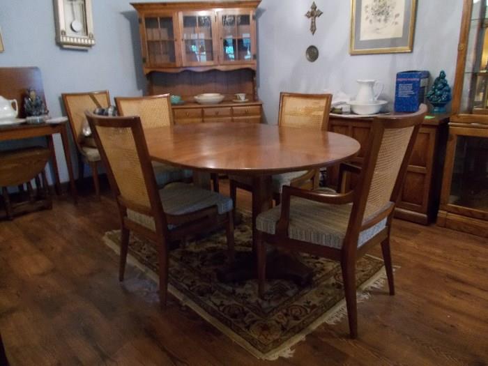 HENREDON Dining Table; 2 Leaves; 2 Arm Chairs; 4 Side Chairs - NICE!!!