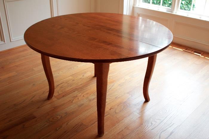 Nichols and Stone Maple dining table w/2 20" leaves