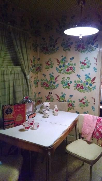 1940s /50s Kitchen table w/ chairs---Sorry, Items on table Sold!!!   