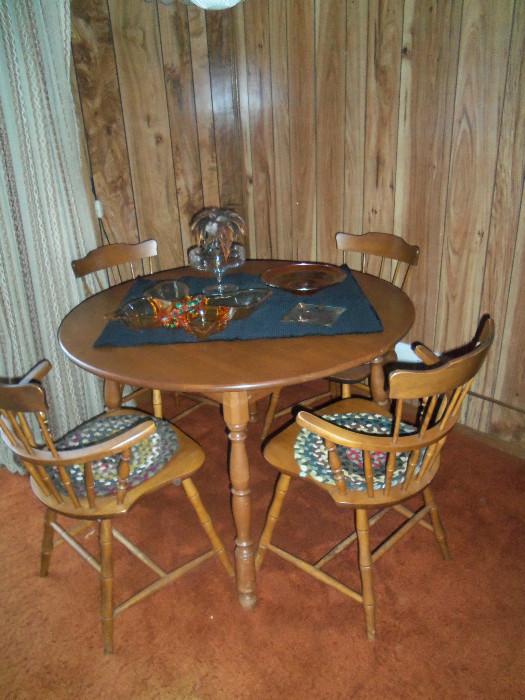 Round Maple Table W/ 4 Chairs & 1 Leaf