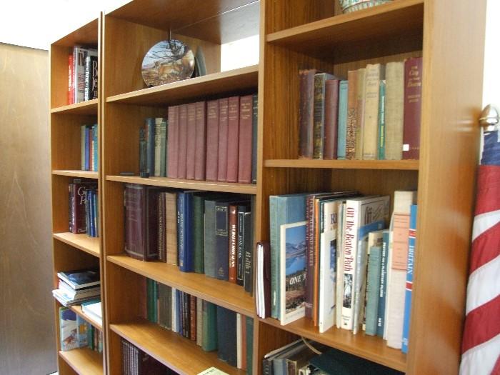 BOOKCASES WITH GOOD SELECTION OF ASSORTED BOOKS. 