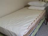TWINN GTRUNDLE BED!! LOWER BED ROLLS OUT FOR THOSE GUESTS!! CLEAN AND STAIN FREE!