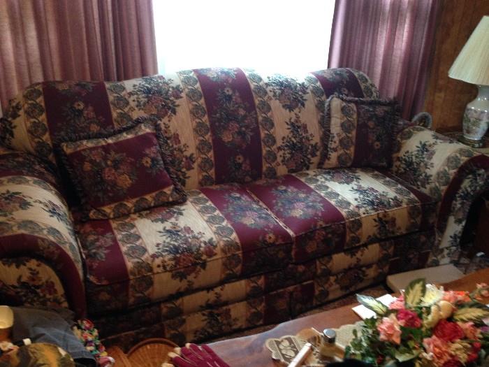 Very clean couch in excellent condition