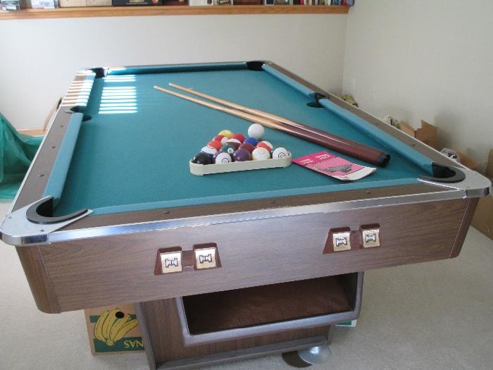 pool table in very nice condition