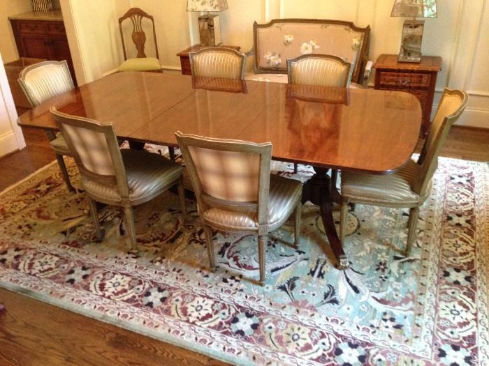 Beautiful double pedestal dinning table w/six chairs. Two extra leaves w/pads