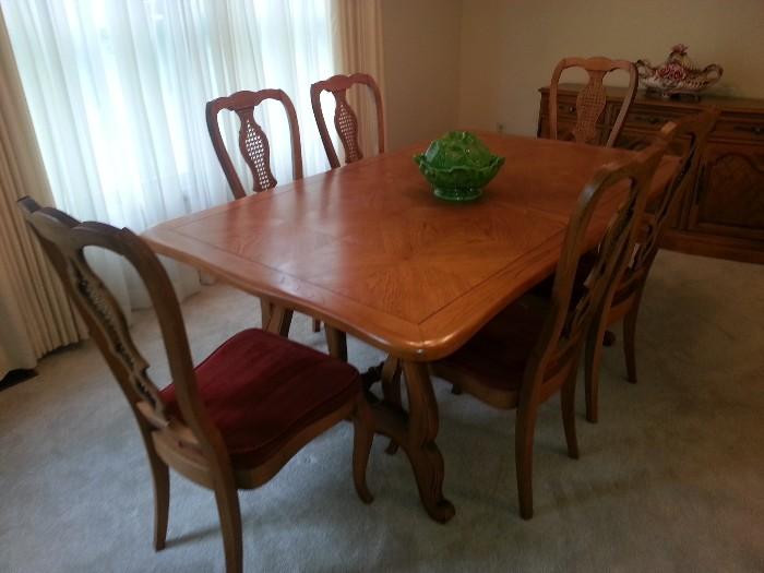 Hickory Furniture Company Dining Table incl. 2 leaves