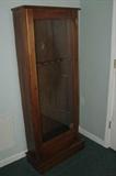 Locking gun cabinet