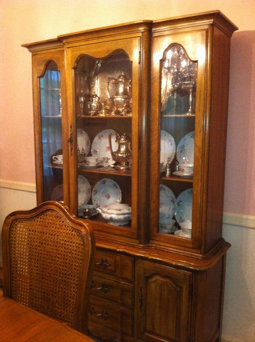 French Provincial style vintage dining room group: full-size china cabinet, table with 3 leaves and 6 chairs.