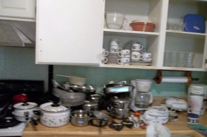 Lots of vintage, collectable and nearly-new kitchen items!