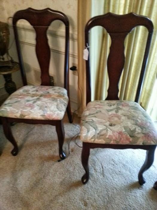 Vintage,Queen Anne style dining chairs (4). Mahogany finish, beautiful condition.