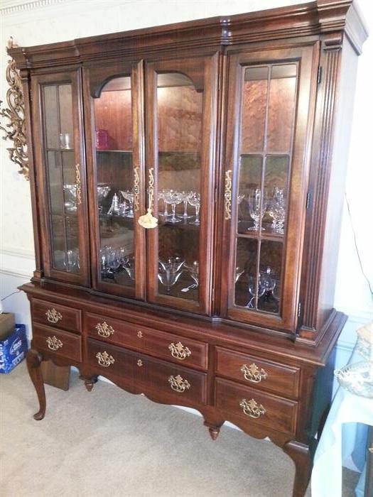 Vintage 1970's Chippendale/Queen Anne style china/display cabinet. Beautiful burled interior back,double lights, glass display shelves.
