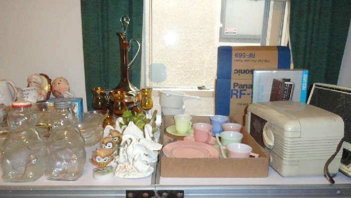 childs modertone dish set, glass bear banks, vintage radios and boxes