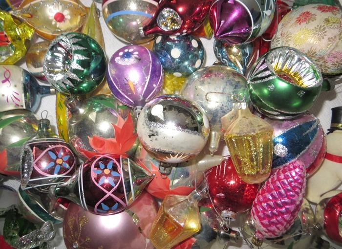 Hundreds of vintage Christmas ornaments!