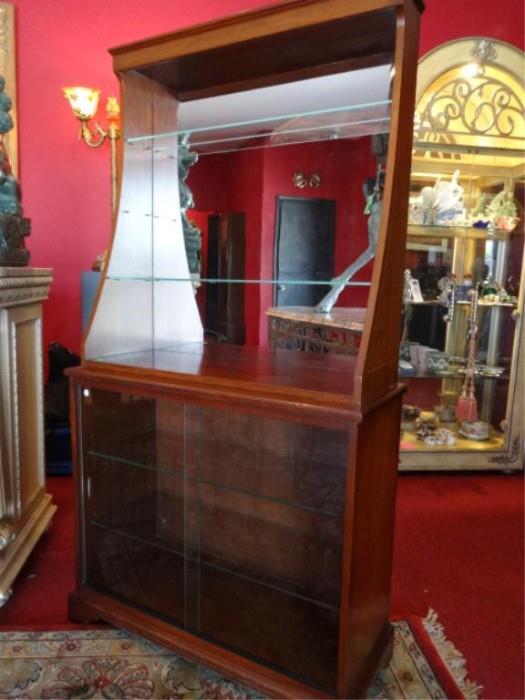 MAHOGANY BAR CABINET WITH MIRRORED BACK, GLASS SHELVES, 2 LOWER GLASS DOORS