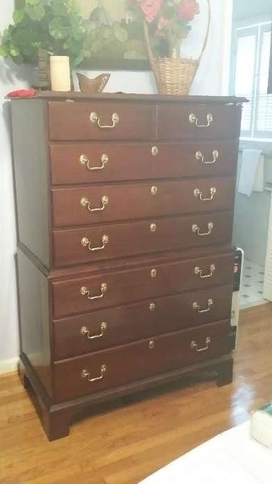 Chest of drawers in antique style