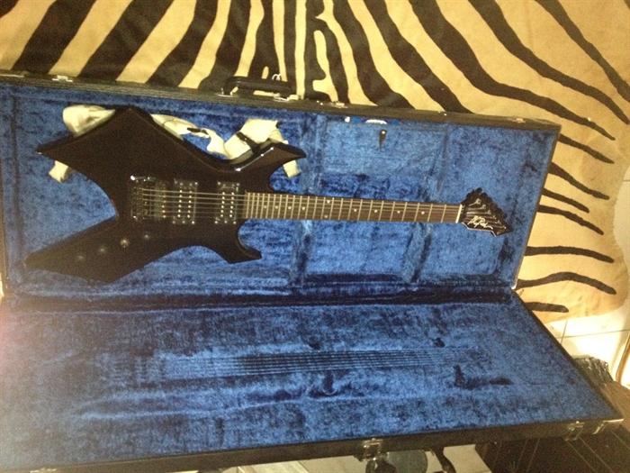 ELECTRIC GUITAR WITH CASE 