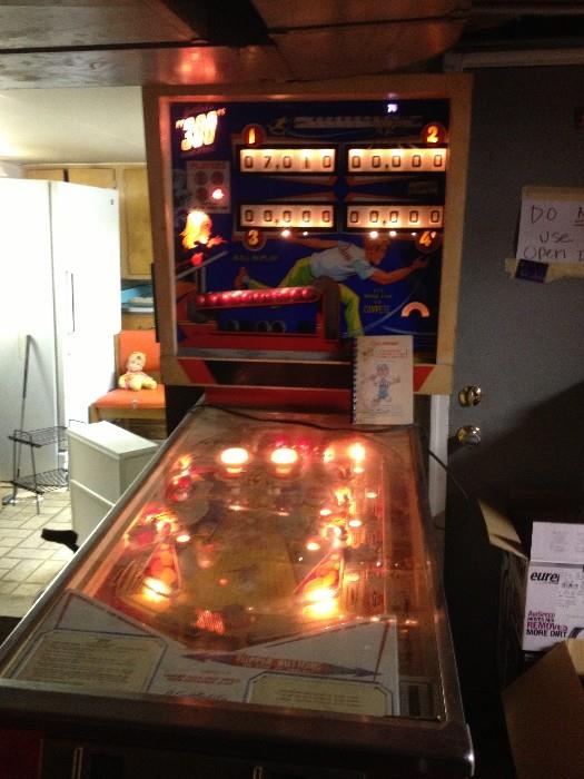 D. Gottlieb & Co. Bowling Arcade Pinball Machine! WORKS!!