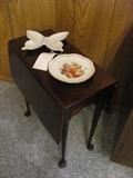 Drop leaf end table