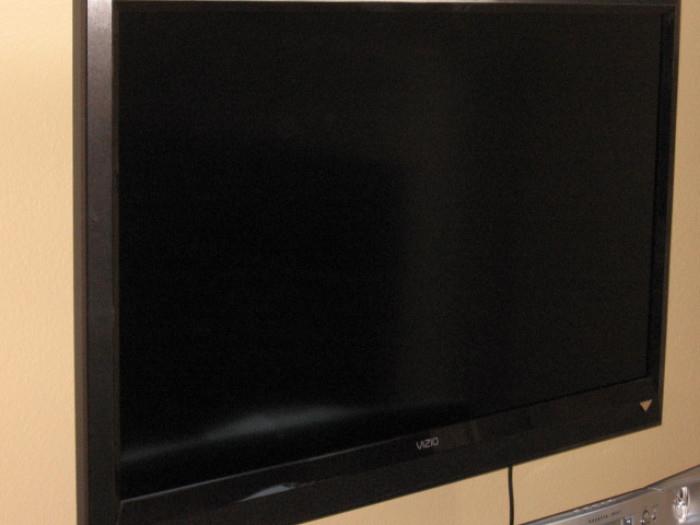 Vizio 48 inch flatscreen wall mount TV