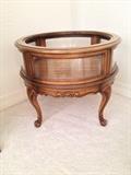 Round Display Style End Table w Queen Anne Legs 