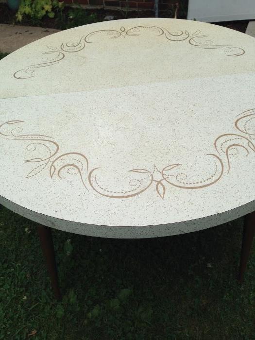 Retro table with leaf