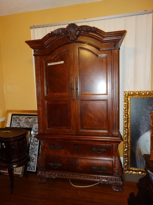 MAHOGANY ARMOIRE/MATCHES KING CANOPY BED!