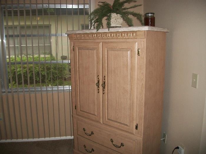 TV ARMOIRE (HAS MATE)