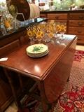 Drop leaf table; majolica; sunflower pitcher & glasses