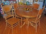 Round Oak Table and chairs with 1 leaf