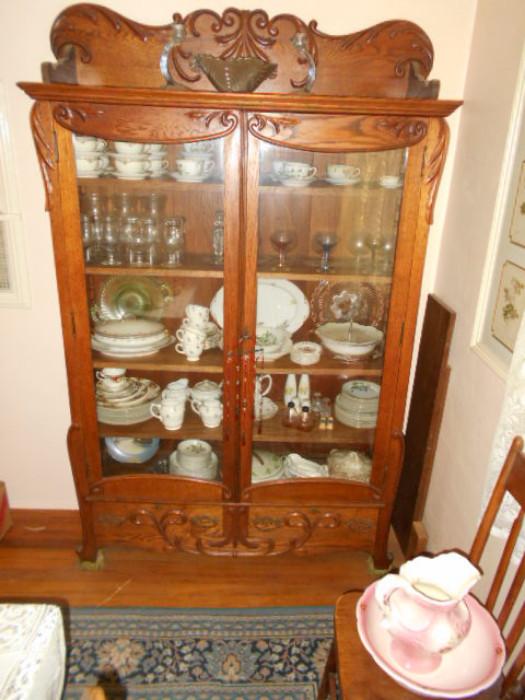 Very nice, vintage curio cabinet. Not too big, not too small...
