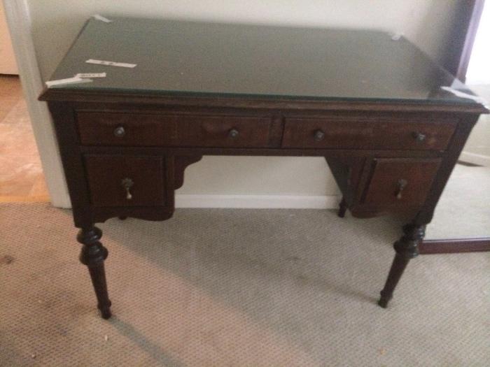 Vanity dressing table with glass top
