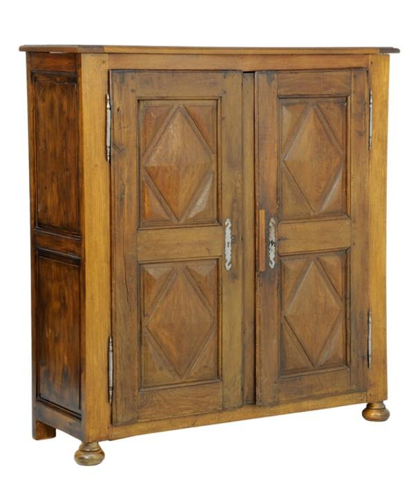 LOT 89: A FRENCH PROVINCIAL STYLE CABINET