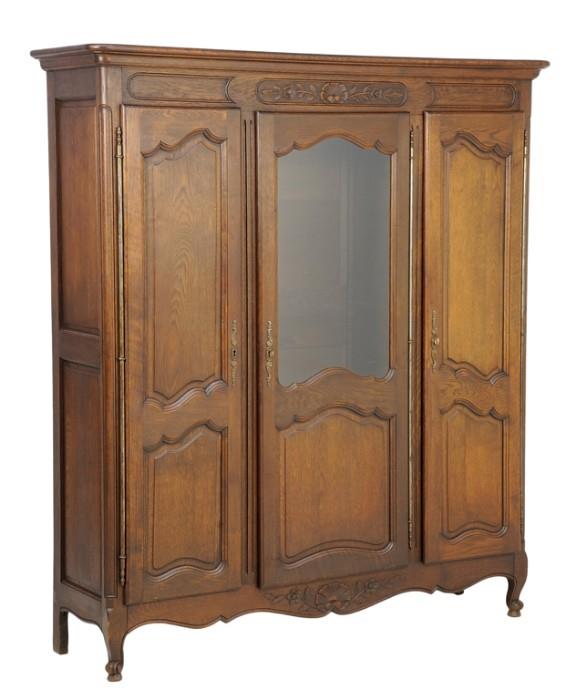 LOT 92: A FRENCH PROVINCIAL STYLE ARMOIRE 