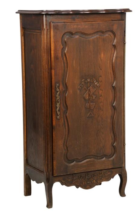 LOT 98: A FRENCH PROVINCIAL STYLE CABINET