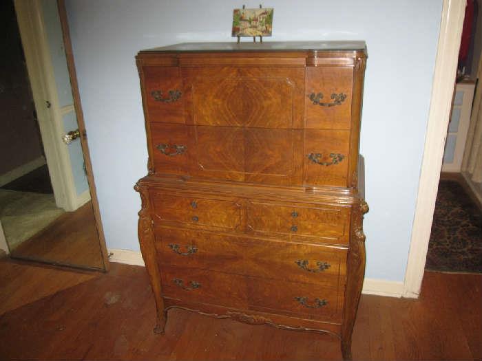 Antique bedroom set: Two dressers, two twin beds and nightstand