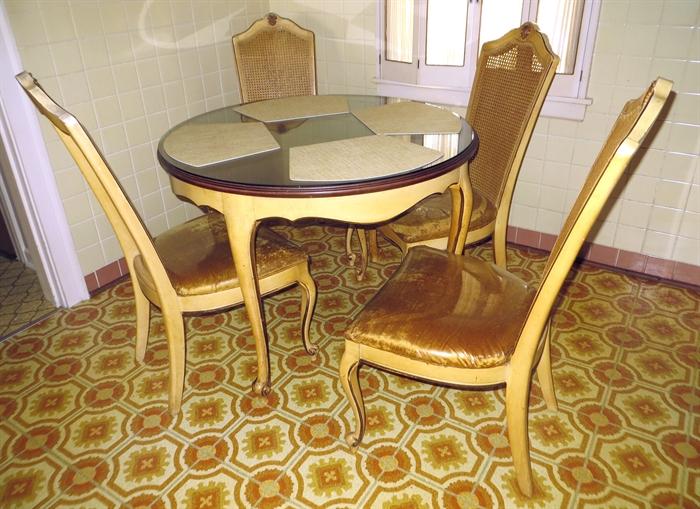 Round kitchen or dining room table with four chairs and 2 leafs.