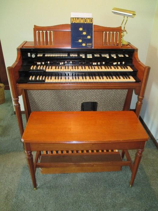 Hammond H-100 organ