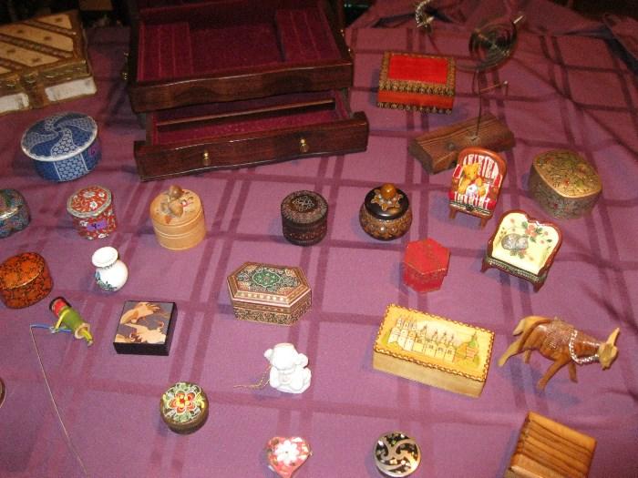 Collection of trinket boxes.