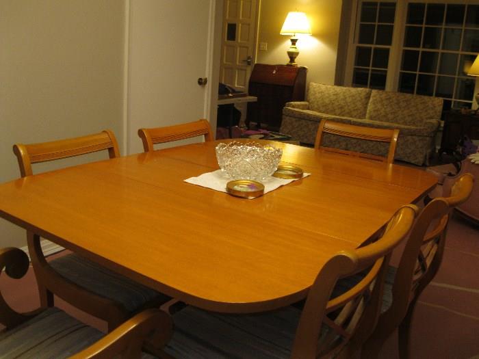 Pretty Maple looking Dinning Table and 6 chairs. One chair has side arms