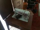 2 SINGER SEWING MACHINES, ON WITH STAND AND ONE WITH OUT