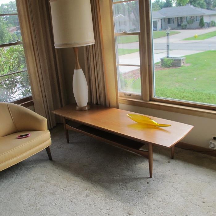 "CENTURY" MID CENTURY COFFEE TABLE. LAMP AND BLOWN ART GLASS