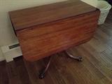 Drop leaf table