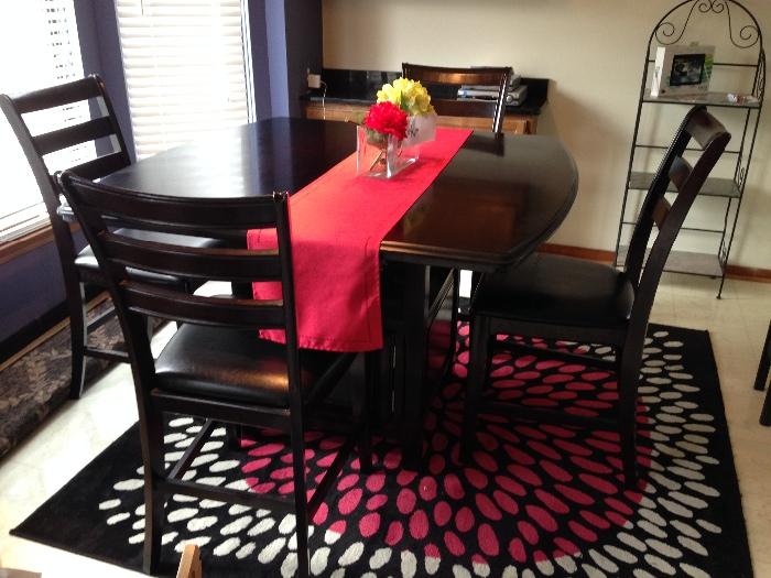HIGH TOP DINING SET WITH 6 CHAIRS AND RUG