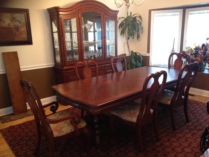 Beautiful Dining Room Table with 6 Chairs